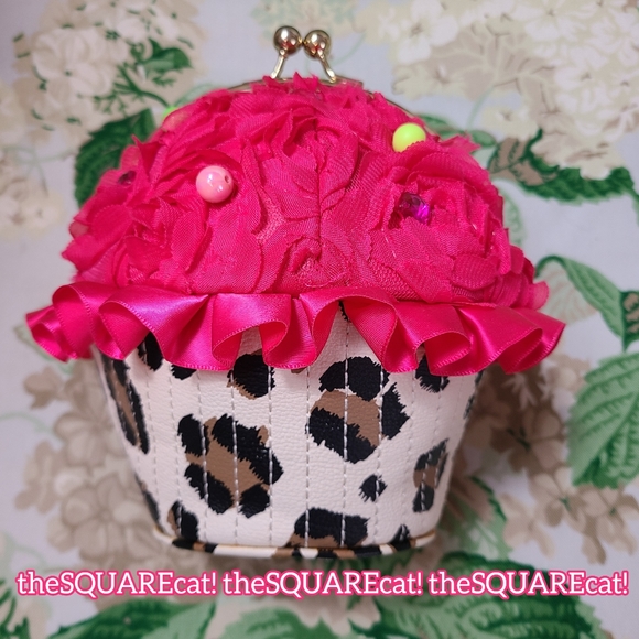 ๐ง Hold my CUPCAKE & watch THiS! Betsey Johnson kitsch kawaii cute clutch purse! - Picture 5 of 16